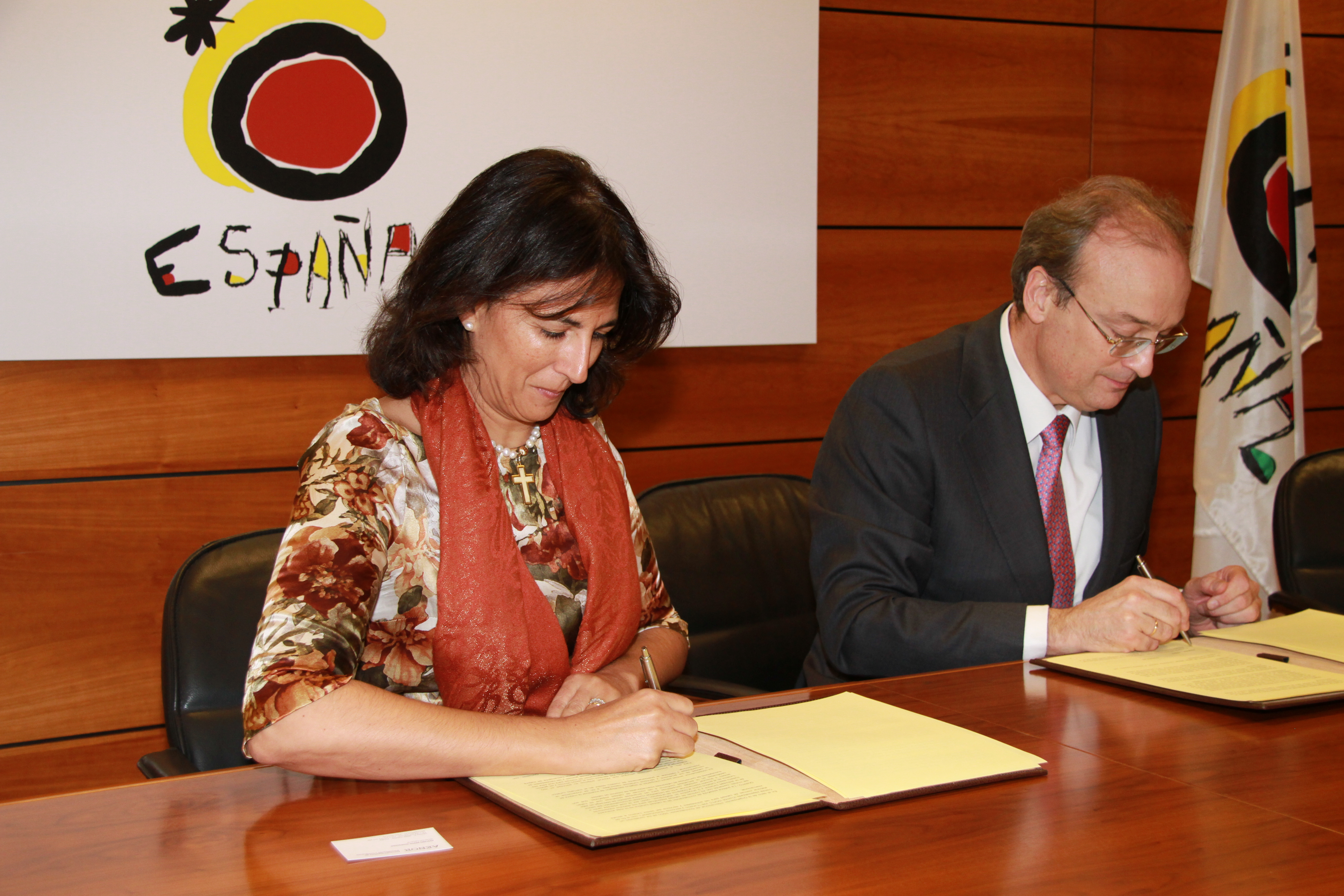 El Ministerio de Industria, Energía y Turismo, a través de Turespaña, firma un convenio con AENOR
