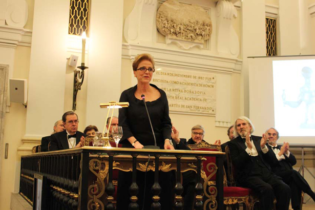 Carmen Giménez lee su discurso de ingreso en la Real Academia de Bellas Artes de San Fernando