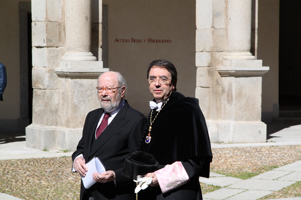 S.A.R. el Príncipe de Asturias entrega el Premio Cervantes 2012 a José Manuel Caballero Bonald