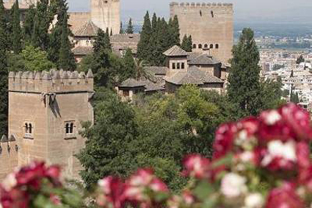 La Alhambra y el Generalife producen al año más de 50.000 plantas de flor para sus jardines
