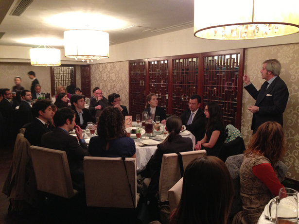 El nuevo Embajador de España en China y el Presidente de la Fundación ICO cenan con los becarios en Pekín