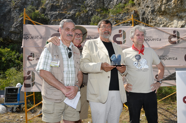 La Fundación Atapuerca entrega los “Premios Evolución” 2013 a Trinidad de Torres y al Grupo Espeleológico Edelweiss