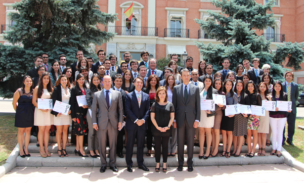La vicepresidenta del Gobierno de España entrega los diplomas a los Jóvenes Líderes Iberoamericanos