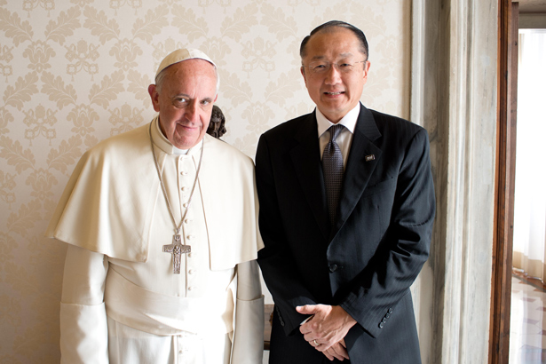 El presidente del Grupo del Banco Mundial, Jim Yong Kim, y el Papa Francisco se reúnen para analizar esfuerzos conjuntos dirigidos a poner fin a la pobreza