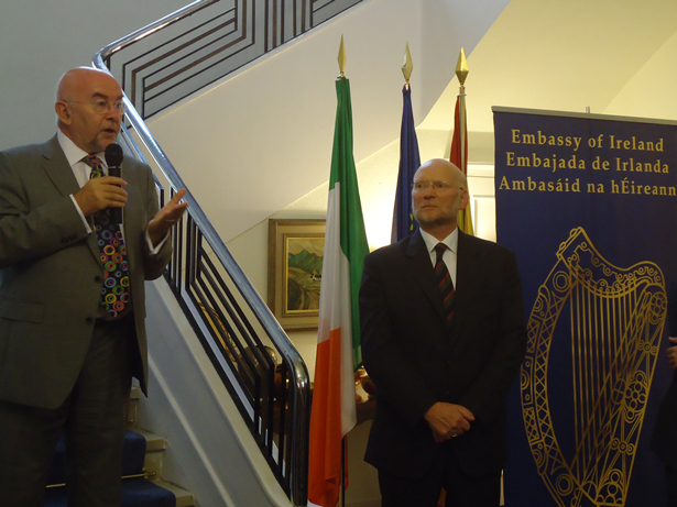 Ruairi Quinn, ministro de Educación de Irlanda, presenta junto al Embajador en España, Justin Harman, dos libros sobre las relaciones Hispano-Irlandesas