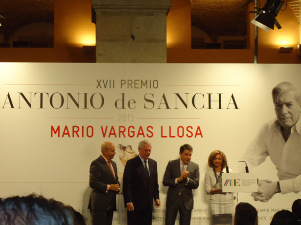 Vargas Llosa, Premio Antonio de Sancha 2013 por su “brillante” trayectoria recoge el galardón
