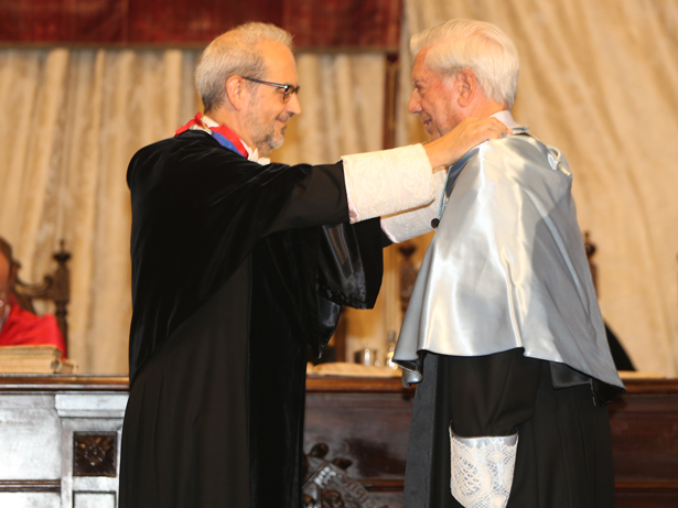 Vargas Llosa investido doctor honoris causa por la Universidad de Salamanca