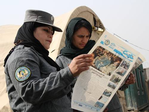 Policías afganos mejoran sus vidas gracias a un proyecto de alfabetización de la UNESCO