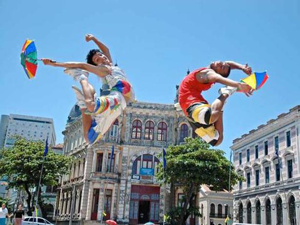 UNESCO.© 2010 Acervo PCR Patrimonio cultural intangible: fortalecimiento de la cohesión social (Brasil) - Frevo es una expresión artística en el estado brasileño de Pernambuco que reúne música, danza y artesanía.