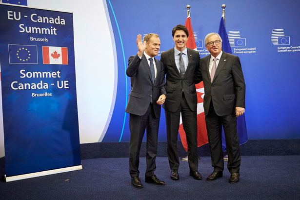 UNION EUROPEA-CANADA.Firma de CETA. Donald Tusk, Presidente del Consejo Europeo, Jean-Claude Juncker, Presidente de la Comisión Europea y  Justin Trudeau, Primer Ministro de Canadá