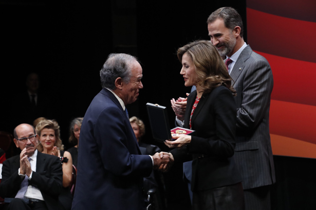 Gregorio Marañón, recogiendo el Premio. Fotografías: © Casa de S.M. el Rey