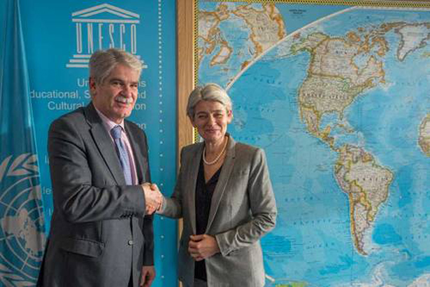 UNESCO. ©UNESCO/Christelle ALIX - El ministro español de Asuntos Exteriores y Cooperación, Alfonso Dastis, y la Directora General de la UNESCO, Irina Bokova, en la Sede de la Organización en París