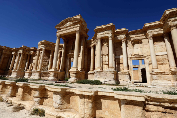 UNESCO. destrucción del tetrápilo y los graves daños causados al teatro del sitio del patrimonio mundial de Palmira