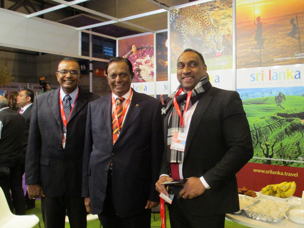 En el centro el ministro de Turismo de Sri Lanka, Jhon Amaratunge; y a la izquierda, Shajith Wijenayake, director de tour - operator Aitken Spence Travel