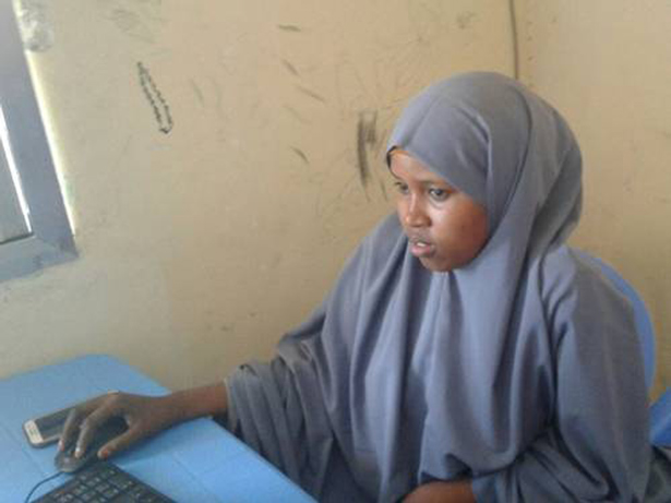 Un programa de alfabetización cambió la vida de una adolescente en Somalia