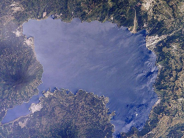 Lago de Atitlán (Guatemala). Foto. NASA