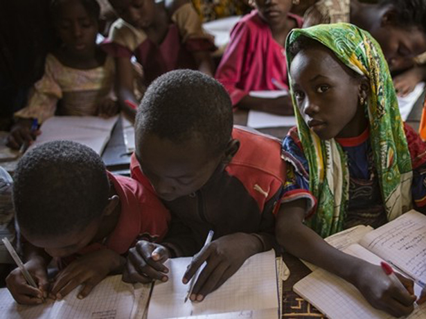 La UNESCO confirma que la pobreza en el mundo podría reducirse a la mitad si todos los adultos terminaran la educación secundaria