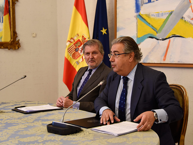 Juan Ignacio Zoido, ministro del Interior, en primer término, a la izquierda, Iñigo Méndez de Vigo, ministro de Educación, Cultura y Deporte.