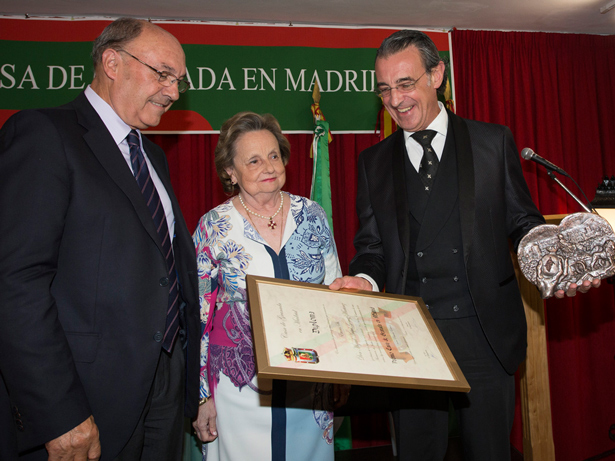 Miguel Ángel Gómez-Marínez, (dcha) recibe el Premio Casa de Granada en Madrid