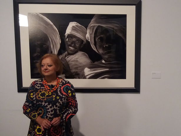 Cristina García Rodero junto a una fotografía de su exposición en PHotoESPAÑA