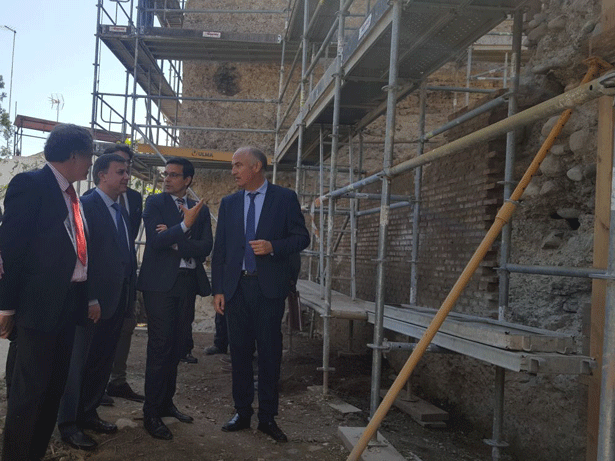 El secretario de Estado de Cultura anuncia un nuevo proyecto de restauración en las Murallas del Albaicín