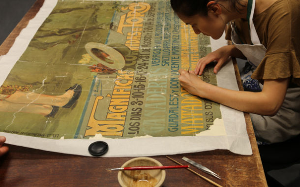 La BNE restaura carteles taurinos de principios del siglo XX siguiendo la tradición oriental