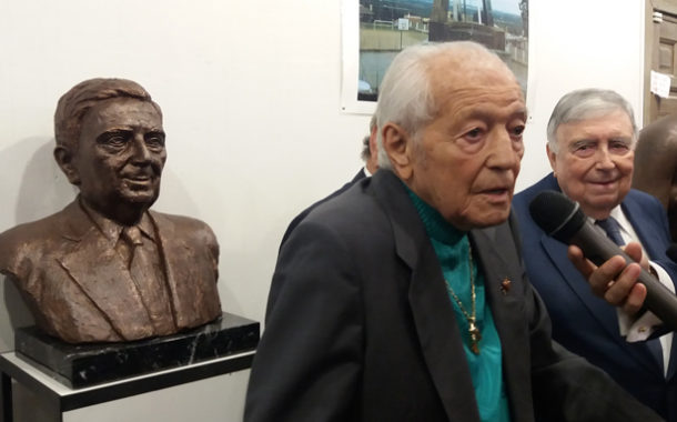 El escultor Santiago de Santiago entrega el busto a Luis María Ansón