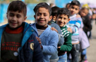 Los niños migrantes y refugiados del mundo podrían llenar medio millón de aulas, según un Informe de educación de la UNESCO