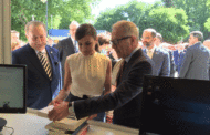 El ministro de Cultura acompaña a la Reina durante la inauguración de la Feria del Libro de Madrid