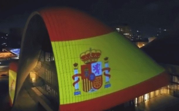 Azerbaiyán apoya a España en la lucha contra el COVID-19 proyectando la bandera española en un edificio emblemático