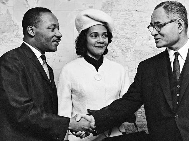 Martin Luther King y su esposa Coretta Scott King se reunieonr en la sede de la ONU con el secretario general adjunto para Asuntos Políticos, Ralph J. Bunche en 1950