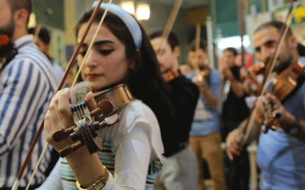 Una joven en Mosul se inspira en la música para establecer un nuevo rumbo para la ciudad