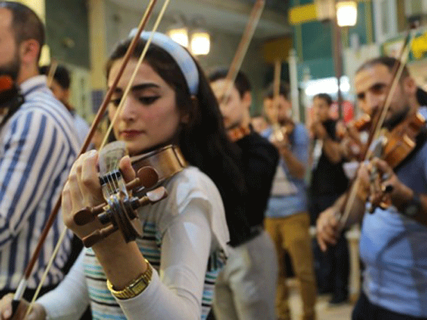 UNESCO. Rawnaq, joven violinista de Moslawi, Iraq