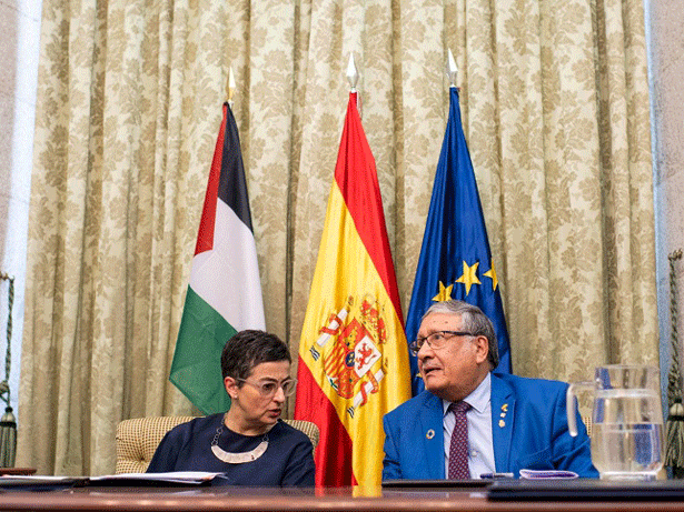La ministra de Asuntos Exteriores, Unión Europea y Cooperación, Arancha González Laya y el Embajador de Palestina en España, Musa Amer