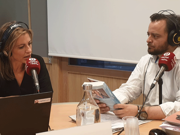 David Felipe entrevistando a la periodista, Ángeles Blanco