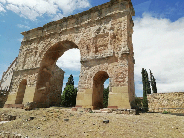Turismo cultural y natural rural. Arco de Medinaceli, España. Foto: © patrimonioactual.com