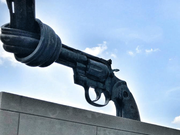 No violencia (o El arma anudada), escultura del artista sueco Karl Fredrik Reutersward, se encuentra en la entrada de la Sede de la ONU en Nueva York. FOTO:ONU/Fan Xiao