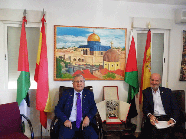 Izquierda, Musa Amer Odeh, Embajador de Palestina en España, y a la derecha Juan Ignacio Vecino, director de patrimonioactual.com. Foto: © patrimonioactual.com