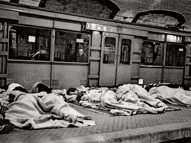 Refugiados en el metro de Madrid. Foto del fotógrafo Alfonso