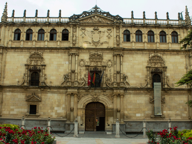 Rehabilitación de las columnas frente al Colegio Mayor de San Ildefonso de la UAH. Foto: © patrimonioactual.com