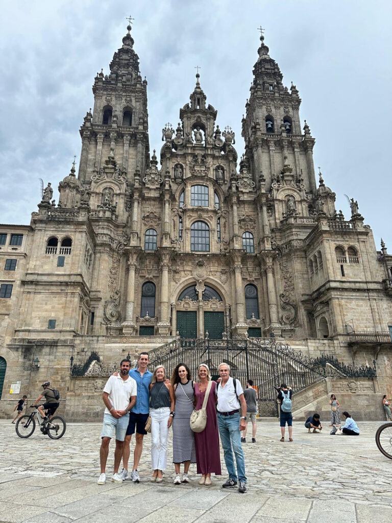 Una familia llega a Santiago después de recorrer el Camino