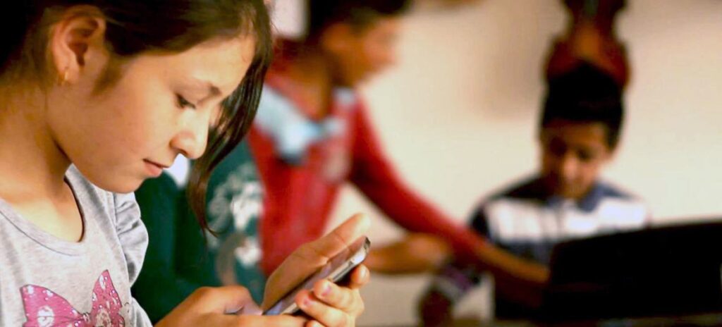 El entorno digital es un riesgo para la salud mental de los niños y adolescentes. Foto: © UNICEF