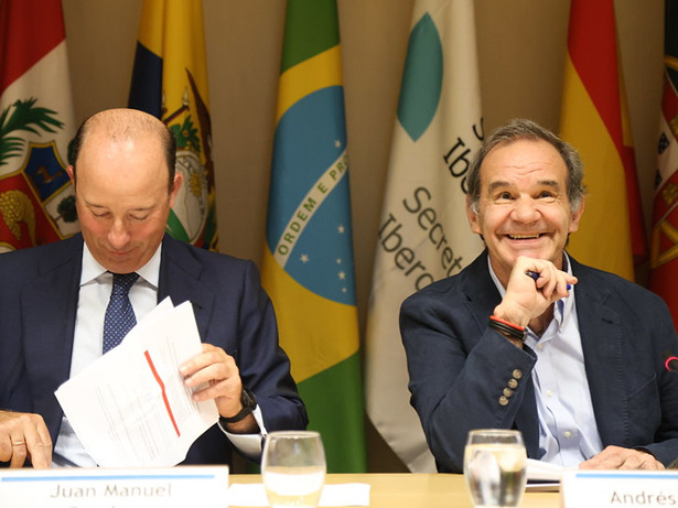El Secretario General de SEGIB, Andrés Allamand, el vicepresidente de Santander España y responsable global de Comunicación, Marketing Corporativo y Estudios de Banco Santander, Juan Manuel Cendoya