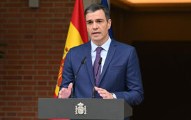 Pedro Sánchez, presidente del DESGOBIERNO de España, el trilero que engaña hasta a su propio partido, le aplauden y le jalean todos los corruptos, corruptas y corruptes