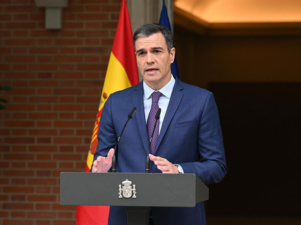 Pedro Sánchez, presidente del DESGOBIERNO de España, el trilero que engaña hasta a su propio partido, le aplauden y le jalean todos los corruptos, corruptas y corruptes