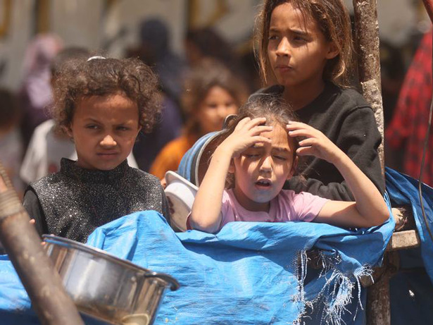 Niños de Gaza esperan con la esperanza de recibir alimentos. Foto: Noticias ONU