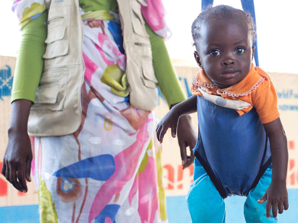 Un niño es examinado para detectar signos de desnutrición en un centro de salud apoyado por UNICEF en un campamento para personas desplazadas en Zalingi, en el centro de Darfur. Foto: © UNICEF/Tariq Khalil