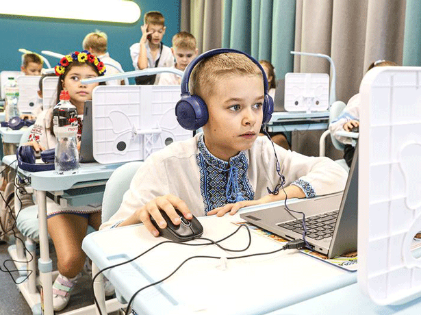 Los niños en un aula estudian frente a la computadora en el nuevo Centro de Aprendizaje Digital, creado por UNICEF y sus socios. Foto: © UNICEF/Kate Klochko