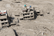 Cientos de muertos y desaparecidos tras devastadoras inundaciones en Nepal y China