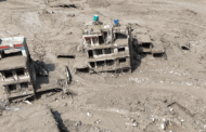 Cientos de muertos y desaparecidos tras devastadoras inundaciones en Nepal y China
